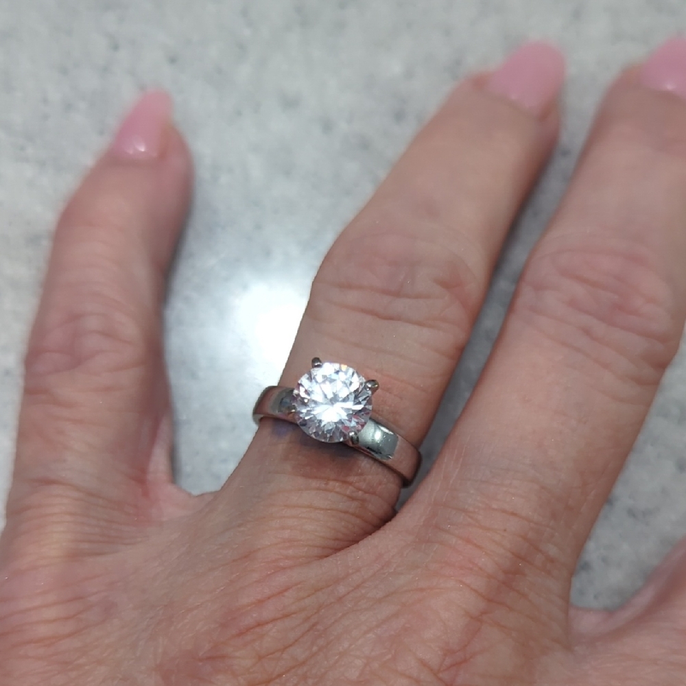 Elegant925 Silver Solitaire Women's Ring 2 Kt